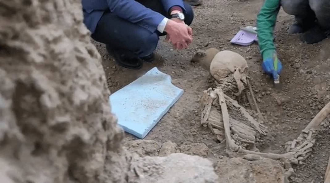 Gördükleri manzara sonrası kusarak dışarı kaçtılar! 2000 yıllık binanın içerisine giren arkeologlar hayatının şokunu yaşadı 1